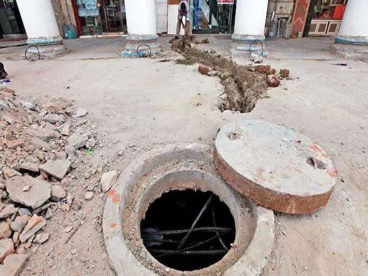 Nagpur News:NMC spent 7 crores on machines to clean sewers, yet workers are carrying manual scavengers Nagpur News: सीवर की सफाई के लिए NMC ने मशीनों पर खर्च किए थे 7 करोड़, फिर भी श्रमिक ढो रहे मैला!