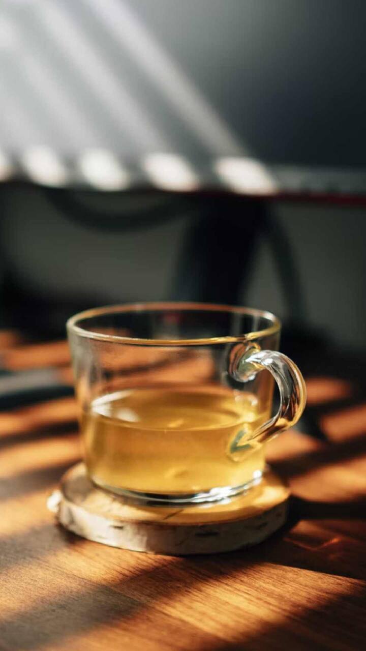 तज्ज्ञांच्या मते, थायरॉइड झालेल्या व्यक्तींनी सकाळी चहा पिणं टाळावं. विशेषत: साखर आणि दूध असलेली चहा पिण्याची चूक (is milk tea good for thyroid patient) करु नका. यामुळे थायरॉइडची लक्षणं नियंत्रित होण्याऐवजी वाढण्याची शक्यता असते.