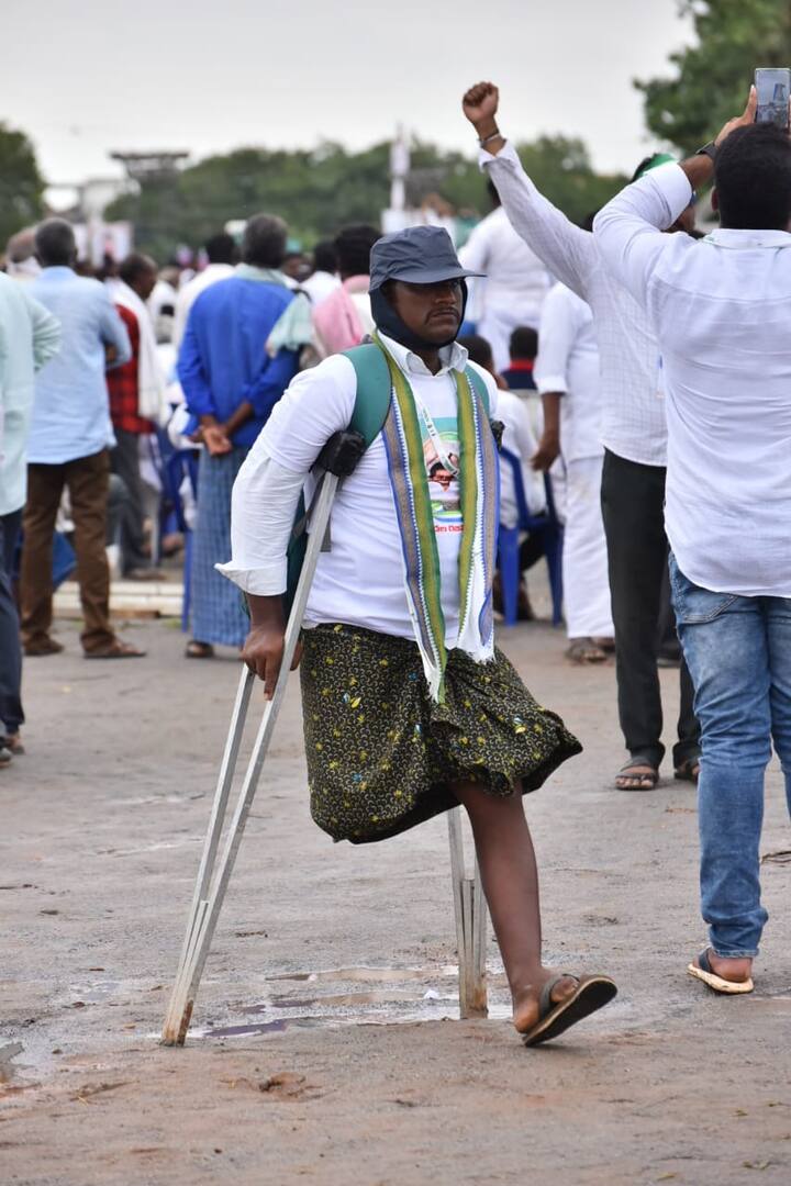 వైసీపీ ప్లీనరీకి వస్తున్న దివ్యాంగుడు