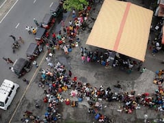 Sri Lanka Crisis: బెడ్రూంలో సెల్ఫీలు- స్విమ్మింగ్ పూల్‌లో ఆటలు- శ్రీలంక అధ్యక్షుడి ఇంట్లో ప్రజల రచ్చరచ్చ