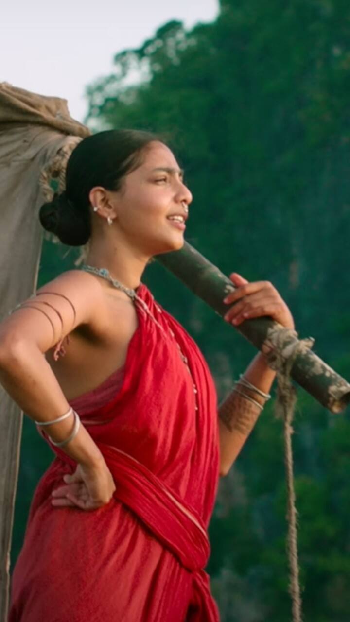 ஓடக்காரப் பெண் பூங்குழலியாக ஐஸ்வர்யா லெஷ்மி