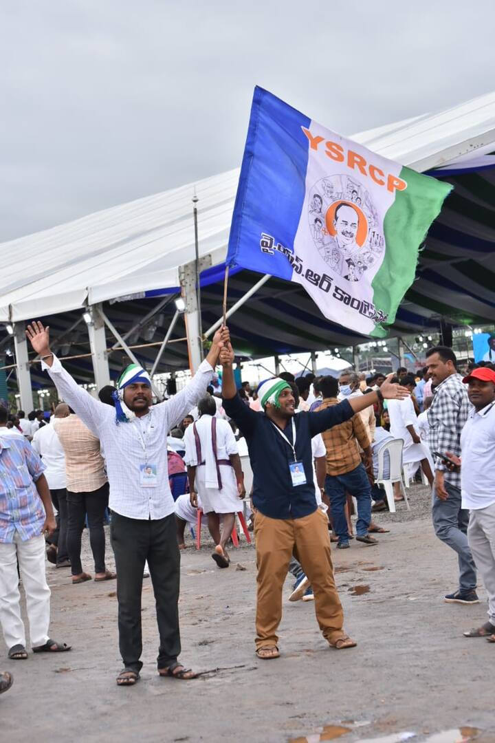 వైసీపీ ప్లీనరీ సభా ప్రాంగణంలో ఆ పార్టీ కార్యకర్తలు