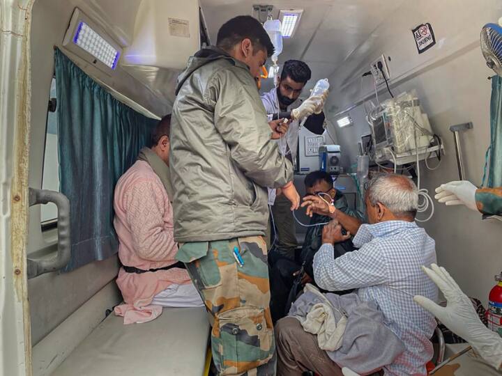 शुक्रवार शाम को बादल फटने से आई तबाही के बाद से ही एनडीआरएफ और आईटीबीपी के अलावा जम्मू-कश्मीर पुलिस-प्रशासन, बीएसएफ, भारतीय सेना और वायुसेना राहत और बचाव के कार्य में जुटी हुई है.