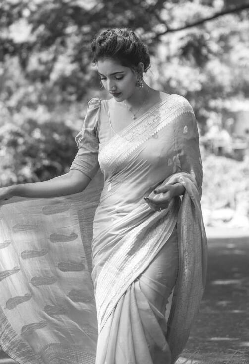 Life is in color, but Black n White is more realistic, असं कॅप्शन रुपालीनं या फोटोंना दिलं आहे. (Rupali Bhosle/instagram)