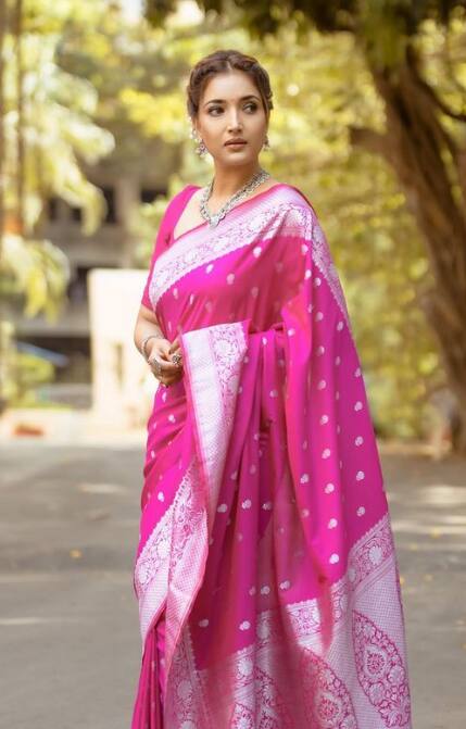 रुपाली सोशल मीडियावर वेगवेगळ्या लूकमधील फोटो शेअर करते.  (Rupali Bhosle/instagram)