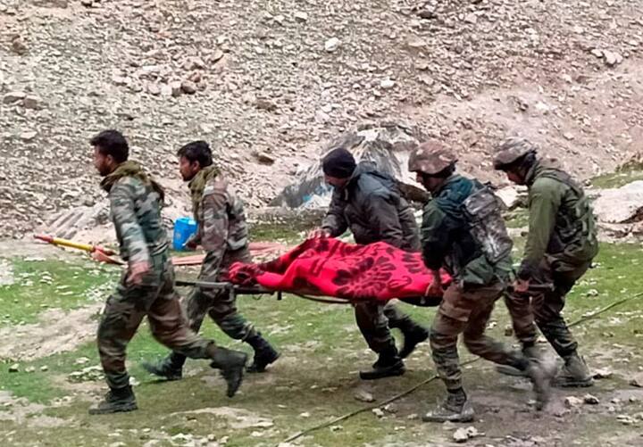 જમ્મુ-કાશ્મીરમાં અમરનાથ ગુફા પાસે વાદળ ફાટવાને કારણે તબાહી મચી ગઈ છે. આ ઘટનામાં અત્યાર સુધીમાં 16 લોકોના મોત થયા છે, જ્યારે 50થી વધુ લોકો લાપતા હોવાનું કહેવાય છે.