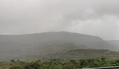 Lonavala Photo:निसर्गाची किमया न्यारी! फेसाळलेले धबधबे अन् धुक्याची चादर... लोणवळ्यातील निसर्गाचं विहंगम दृष्य