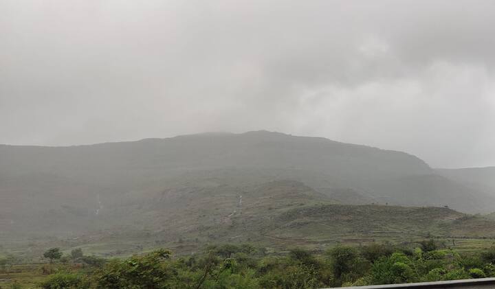 लोणावळ्यातील अनेक ठिकाणी गेल्या दोन दिवसांपासून धुक्याची चादर पसरलेली आहे.
