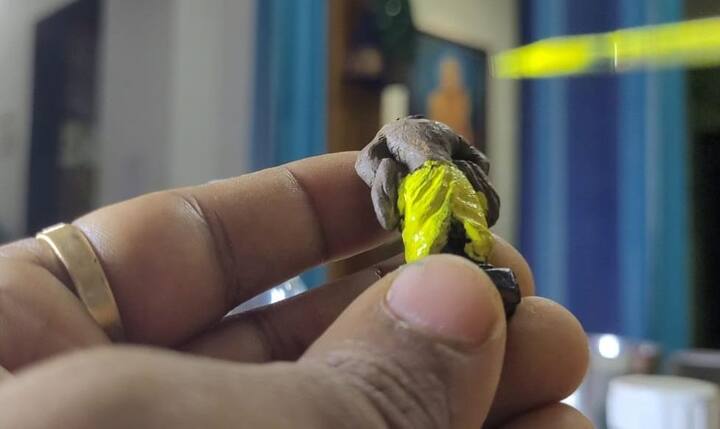 ही मूर्ती मातीपासून साकारण्यात आली आहे.