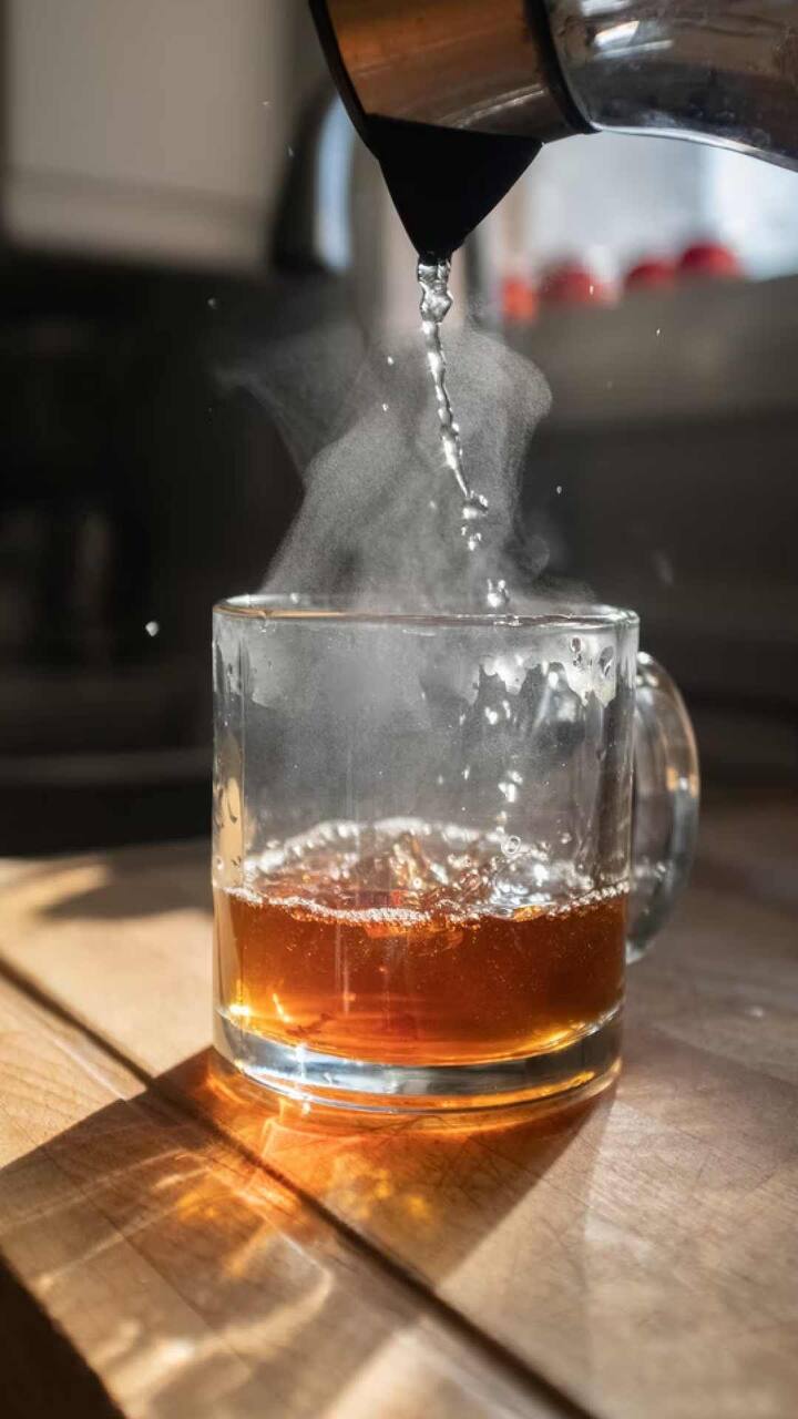 थायरॉइड आजार झालेल्या रुग्णांनी सकाळी अनोशेपोटी औषध घ्यावं लागतं. याच्या आधारेच थायरॉइड हार्मोन संतुलित करता येतो. यामुळे थायरॉइडच्या लक्षणांवरील नियंत्रण मिळवता येते.