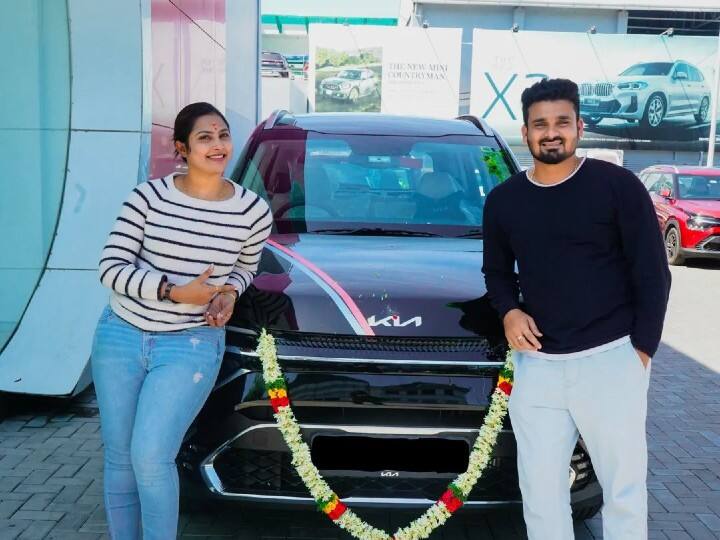 serial actress myna nandhini buys new car and posts pic in insta கியா... கிஸ்... உற்சாகம்... புதுக்கார் வாங்கிய பிரபல சீரியல் நடிகை!