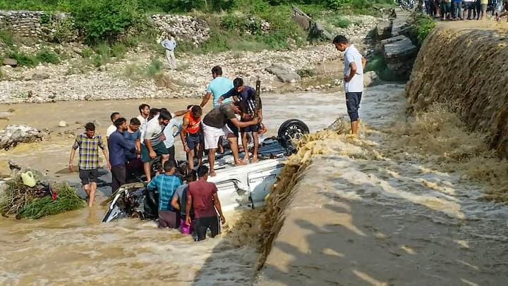 কিন্তু যে হারে আবহাওয়ার মতিগতি খারাপ হয়েছে, তাতে ভরসা পাচ্ছে না উত্তরাখণ্ড প্রশাসন। একের পর এক বিপর্যয় চলছেই।