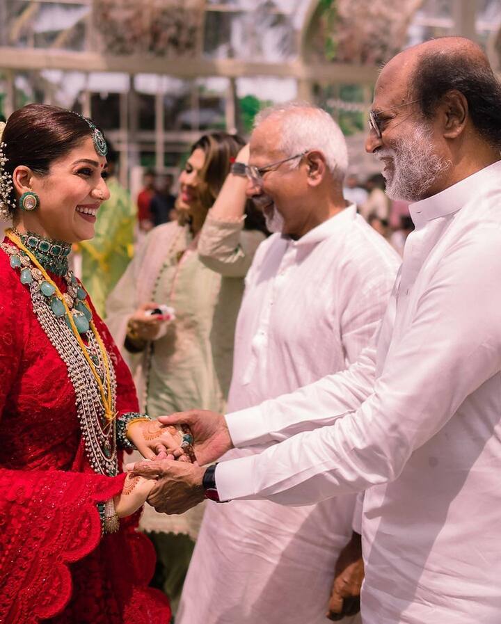 अन्य फोटो में रजनीकांत नयनतारा का हाथ पकड़े हुए दिखाई दे रहे हैं. साथ ही वह उनसे खास बातचीत करते हुए भी नजर आ रहे हैं.