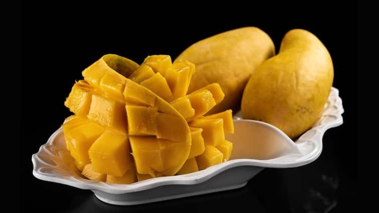 how to make aamsatta or mango papad at home easily? know in details Aamsatta Recipe: সহজ পদ্ধতিতে বাড়িতে বানিয়ে ফেলুন আমসত্ত্ব, রইল রেসিপি