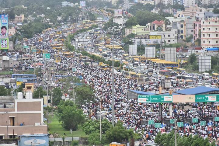 వైసీపీ ప్లీనరీ వస్తున్న కార్యకర్తలు