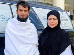 Sana Khan Hajj Pics: शौहर के साथ मक्का में हैं सना खान, हज का एहराम बांधे सामने आई झलकें