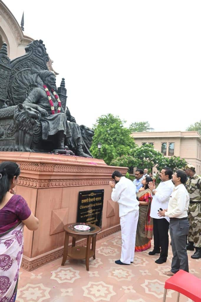 आज सकाळी छत्रपती शिवरायांच्या प्रतिमेला वंदन करुन दौऱ्याला सुरुवात केली