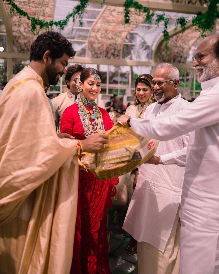 दूसरी ओर आप इन फोटो में साउथ सिनेमा के सुपरस्टार रजनीकांत को भी दे सकते हैं. तस्वीरों के तहत रजनीकांत नयनतारा और विग्नेश शिवन का शादी का तोहफा देते हुए दिखाई दे रहे हैं.