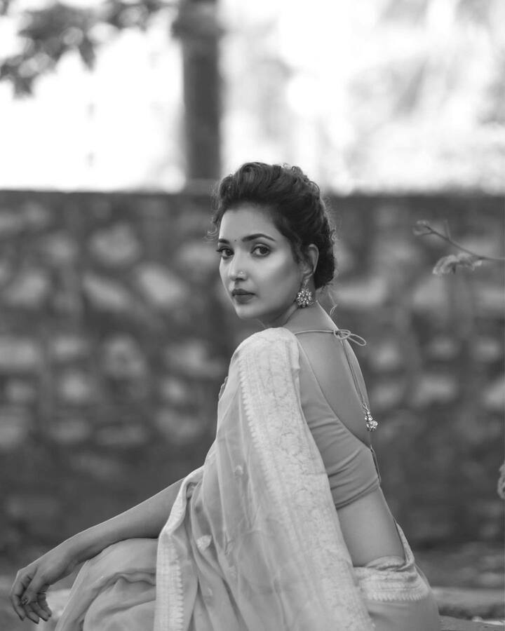 रुपालीच्या या फोटोंना नेटकऱ्यांची पसंती मिळाली आहे. (Rupali Bhosle/instagram)