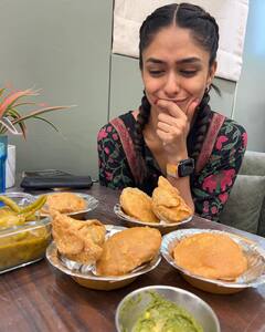 Mrunal Thakur Pics: दोस्तों संग स्वीमिंग पूल में चिल करती नजर आईं मृणाल ठाकुर, फोटोज में देखिए एक्ट्रेस की मस्ती
