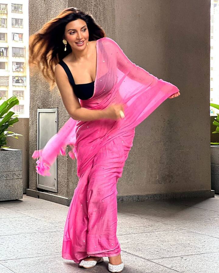 पिंक कलर की साड़ी के साथ ब्लैक कलर के स्लीवलेस ब्लॉउज में शमा बिल्कुल कहर ही ढा रही हैं. उस पर से उनकी खुली-लहराती जुल्फें  फैंस को दीवाना बना रही हैं.