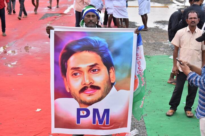 సీఎం జగన్ ఫ్లెక్సీతో వైసీపీ కార్యకర్త