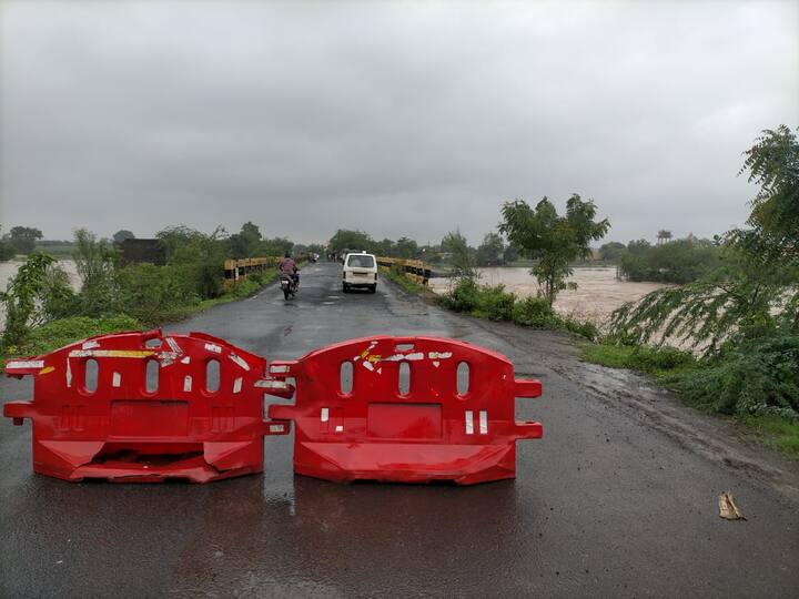 आसना नदी धोक्याची पातळी ओलांडून वाहत असून, राज्य महामार्ग प्रवासासाठी बंद करण्यात आलाय.