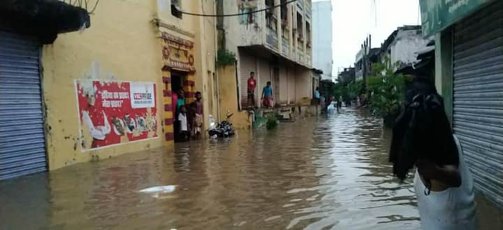 जोरदार पावसामुळे वसमत तालुक्यातील कुरुंदा,किन्होळा, आसेगाव गावांमध्ये पाणी शिरले आहे.