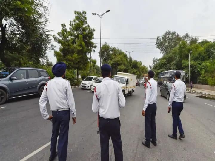 Delhi Traffic Police issued traffic alert advised to avoid going on these routes today Delhi News: दिल्ली में आज इन 9 रास्तों पर जाएंगे तो लौटना पड़ सकता है वापस, ट्रैफिक पुलिस ने जारी किया अलर्ट