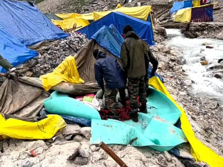 शुक्रवार को 14 हजार से भी ज्यादा श्रद्धालुओं ने पवित्र गुफा और शिवलिंग के दर्शन किए थे. इसके अलावा बड़ी संख्या में लोग यात्रा के रुट पर मौजूद थे.