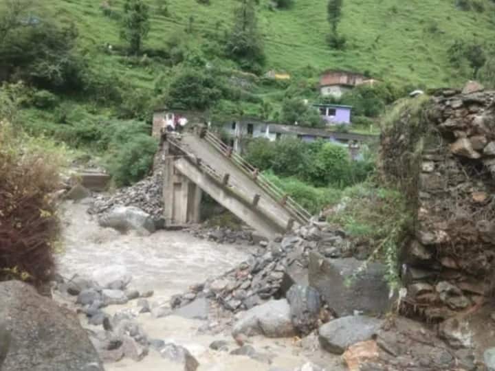 Uttarakhand News Nandnagar bridge broken due to floods in Chamoli connections of many villages broken Chamoli News: चमोली में बाढ़ से टूटा नंदनगर का पुल, मुख्यधारा से टूटा कई गांवों का कनेक्शन