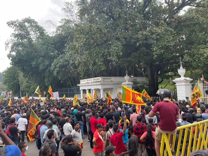 Sri Lanka Economic Crisis Protest President Gotabaya Rajapaksa Flew Sri Lanka Crisis: श्रीलंका में फिर भड़की हिंसा, प्रदर्शन के बाद आवास छोड़कर भागे राष्ट्रपति राजपक्षे