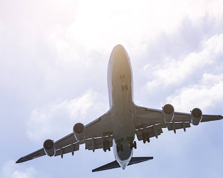 Pilot threatens to end flight due to AirDrop nudes ਉੱਡਦੇ ਜਹਾਜ਼ 'ਚ ਮਿਲੀਆਂ ਅਸ਼ਲੀਲ ਤਸਵੀਰਾਂ, ਪਾਇਲਟ ਬੋਲਿਆ, '...ਫਿਰ ਮੰਜ਼ਿਲ 'ਤੇ ਨਹੀਂ ਪਹੁੰਚੇਗੀ ਫਲਾਈਟ'