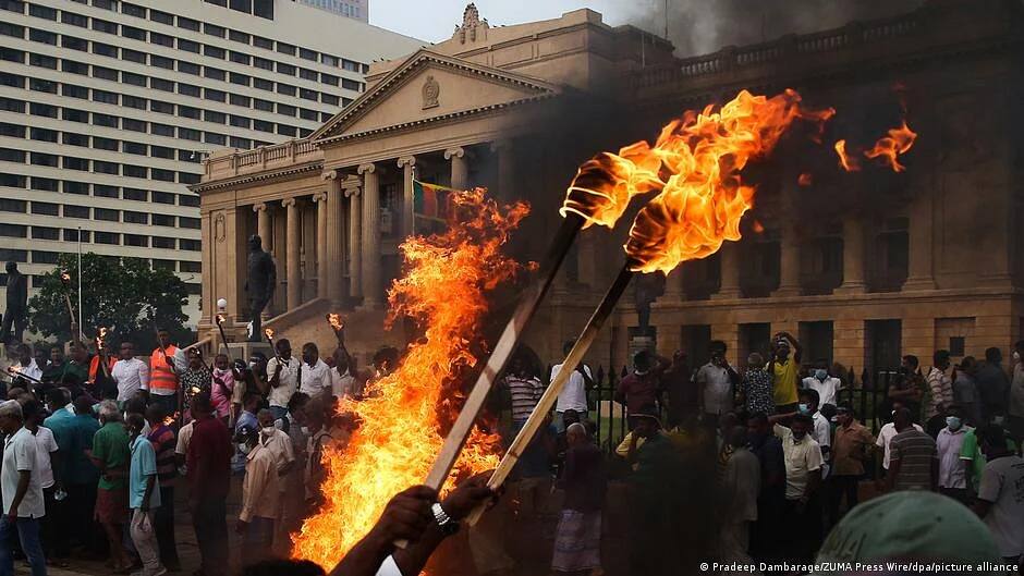 Sri Lanka protest Protesters set PM Ranil Wickremesinghe s private residence on fire Sri Lanka protest : आंदोलक आक्रमक, श्रीलंकेचे पंतप्रधान रानिल विक्रमसिंघे यांचे खासगी घर पेटवले 