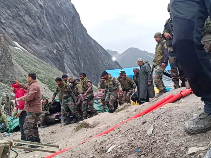 Amarnath Cloud Burst yatra temporarily halted as Indian army doing rescue operations ann Amarnath Cloudburst: जवानों ने कैंपों में मौजूद लोगों को सुरक्षित जगहों पर भेजना शुरु किया, जानिए रेस्क्यू ऑपरेशन का ताजा हाल