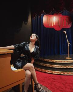 ડીપ નેક ડ્રેસમાં અવનીત કૌરે વધાર્યો તાપમાનનો પારો