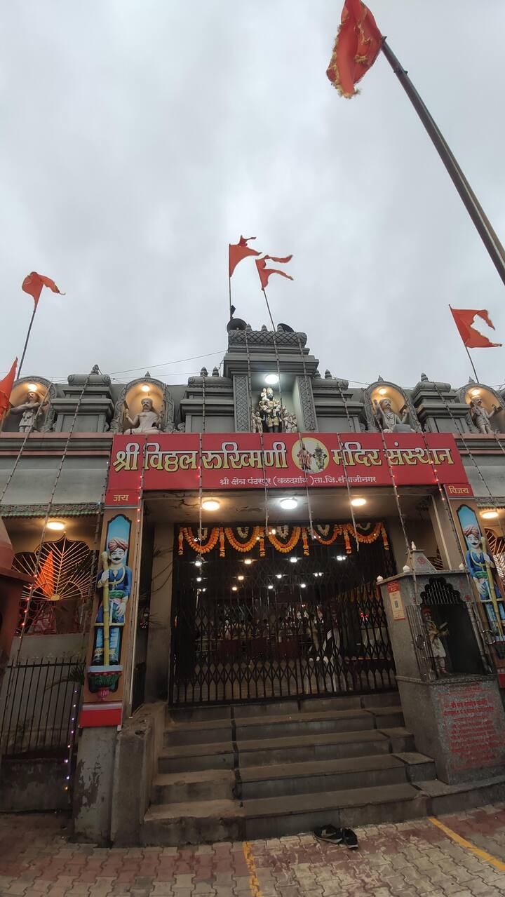 यात्रेनिमित्त भाविक व वारकऱ्यांना सहजपणे दर्शन घेता घ्यावे, यासाठी विविध उपाययोजना आखण्यात आल्या आहेत. (फोटो - अनिकेत घोडके)