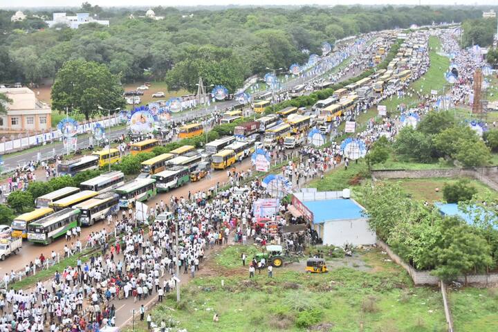 వైసీపీ ప్లీనరీ వద్ద జనసందోహం