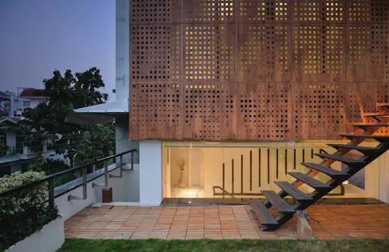 ਦਰਅਸਲ, ਪਿਛਲੇ ਸਾਲ ਜਦੋਂ ਵਿਰਾਟ ਕੋਹਲੀ ਇਸ ਆਲੀਸ਼ਾਨ ਘਰ 'ਚ ਸ਼ਿਫਟ ਹੋਏ ਸਨ ਤਾਂ ਉਨ੍ਹਾਂ ਨੇ ਟੀਮ ਦੇ ਸਾਰੇ ਖਿਡਾਰੀਆਂ ਨੂੰ ਵੱਡੀ ਪਾਰਟੀ ਦਿੱਤੀ ਸੀ। ਦਿੱਲੀ ਦੇ ਨੇੜੇ ਗੁਰੂਗ੍ਰਾਮ ਸਥਿਤ ਇਸ ਆਲੀਸ਼ਾਨ ਘਰ 'ਤੇ ਵਿਰਾਟ ਕੋਹਲੀ ਨੇ ਕਰੀਬ 80 ਕਰੋੜ ਰੁਪਏ ਖਰਚ ਕੀਤੇ ਹਨ। (Photo Credit- Confluenceworld)