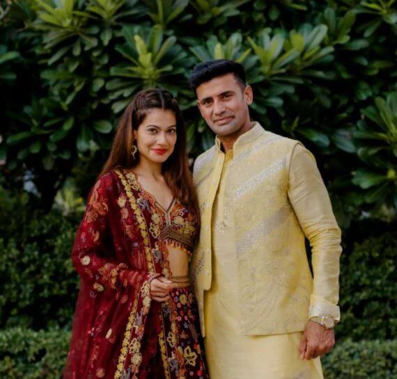 ये कहना गलत नहीं होगा कि. वह अपने ओवरऑल लुक में काफी स्टनिंग लग रही थीं. ये तस्वीरें उनकी मेहंदी सेरेमनी की हैं.