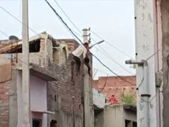 Hardoi News: नशे में धुत होकर बिजली की तार से लटके रहे दो युवक, 2 घंटे तक आपूर्ति रही बाधित