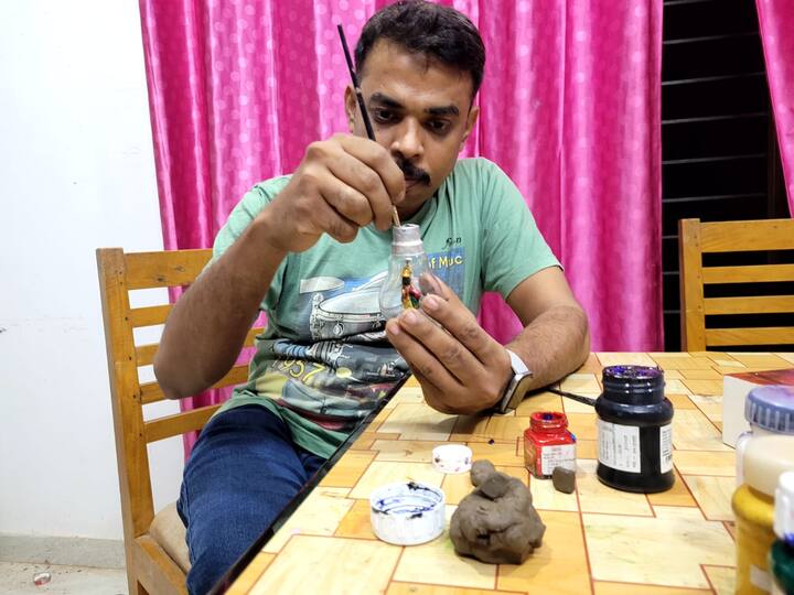 समीर चांदरकर यांनी घरीच सात ते आठ दिवसांच्या प्रयत्नांतून ही मूर्ती साकारली आहे.