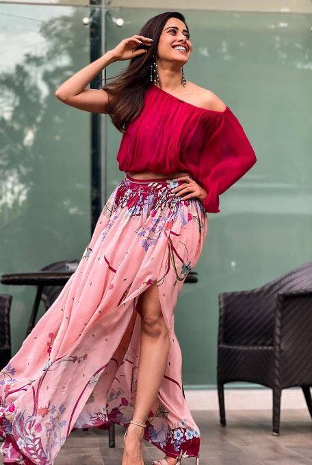 ਥਾਈ ਸਲਿੱਟ ਸਕਰਟ ਅਤੇ ਆਫ ਸ਼ੋਲਡਰ ਟਾਪ  'ਚ ਨੁਸਰਤ ਦਾ ਗਲੈਮ ਅੰਦਾਜ਼