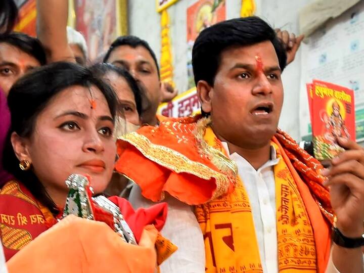 Maharashtra: Rana Couple Recites Hanuman Chalisa In Front Of Umesh Kolhe's Amravati Home, Seek Public Hanging Of His Killers Rana Couple Recites Hanuman Chalisa In Front Of Umesh Kolhe's Home, Seeks Public Hanging Of His Killers