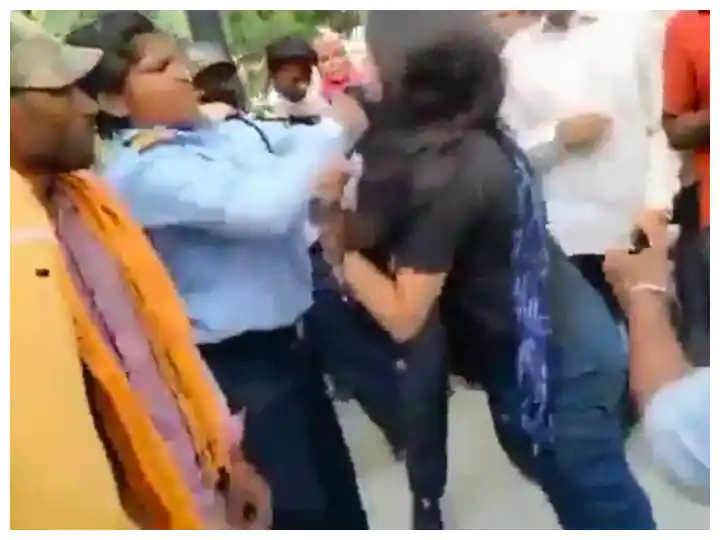 Varanasi : ਨਮੋ ਘਾਟ 'ਤੇ ਵਿਦਿਆਰਥਣ ਦੀ ਬਦਮਾਸ਼ੀ, ਮਹਿਲਾ ਸੁਰੱਖਿਆ ਕਰਮੀਆਂ 'ਤੇ ਹਮਲਾ Varanasi : ਨਮੋ ਘਾਟ 'ਤੇ ਵਿਦਿਆਰਥਣ ਦੀ ਬਦਮਾਸ਼ੀ, ਮਹਿਲਾ ਸੁਰੱਖਿਆ ਕਰਮੀਆਂ 'ਤੇ ਹਮਲਾ