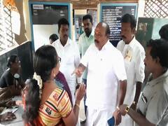 கொள்ளிடத்தில் பார்வை தெரியாதவர் வாக்கை பதிவு செய்த அலுவலர்; அதிமுகவினர் வாக்குவாதத்தால் வாக்கு பதிவு நிறுத்தம்..!