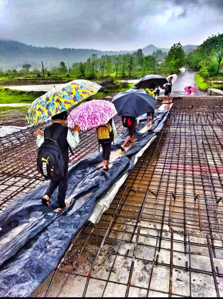 maharashtra news journey of students by throwing boards from the bridge in Harsul Nashik Nashik Rain : अपूर्ण पुलावरून फळ्या टाकून विद्यार्थ्यांचा जीवघेणा प्रवास, नाशिकच्या हरसुलमधील परिस्थिती
