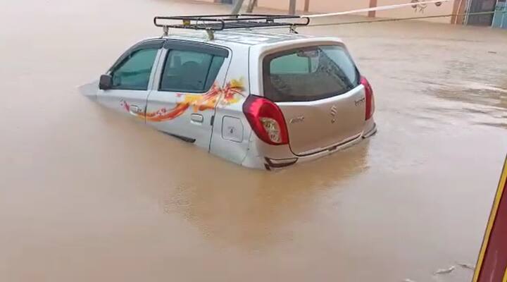 వరదలో చిక్కుకున్న కారు