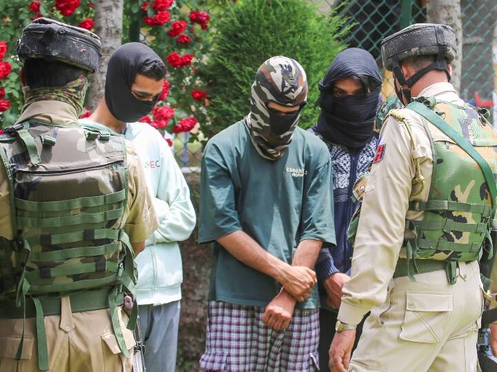 Jammu Kashmir: जम्मू कश्मीर में आतंकी संगठनों ने पिछले चार साल में 700 स्थानीय युवाओं को किया भर्ती, घाटी में 141 Terrorist एक्टिव
