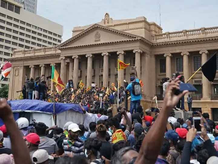 Sri Lankan Protests Timeline How Rajapaksa lost in front of public opposition stricken by economic crisis Sri Lanka Protests Timeline: जनता के विरोध के सामने कैसे हारे राष्ट्रपति गोटबाया राजपक्षे, जानें कब क्या हुआ